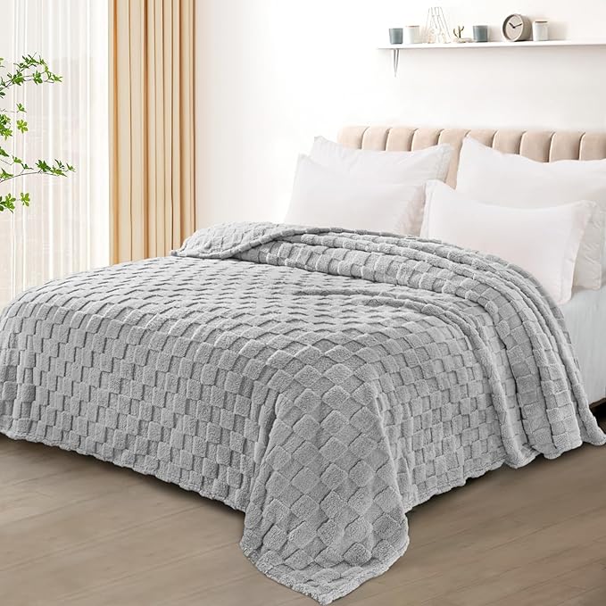 Exclusivo Mezcla King Size Flannel Fleece Blanket, Super Soft and Warm Lightweight Checkered Pattern Blankets for All Seasons, 90x104 Inches, Light Grey