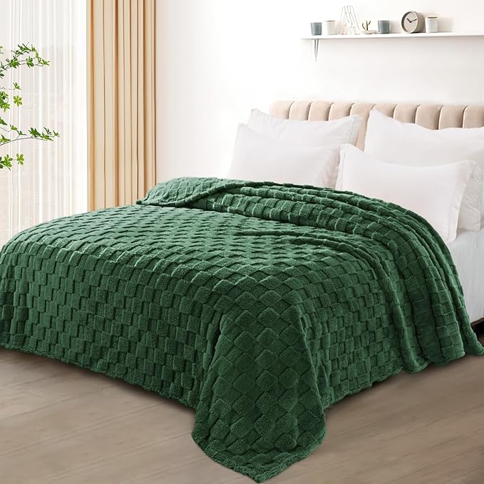 Exclusivo Mezcla King Size Flannel Fleece Blanket, Super Soft and Warm Lightweight Checkered Pattern Blankets for All Seasons, 90x104 Inches, Forest Green