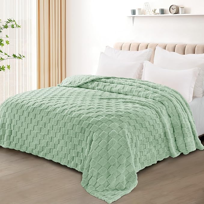 Exclusivo Mezcla King Size Flannel Fleece Blanket, Super Soft and Warm Lightweight Checkered Pattern Blanket for All Seasons, 90x104 Inches, Sage Green