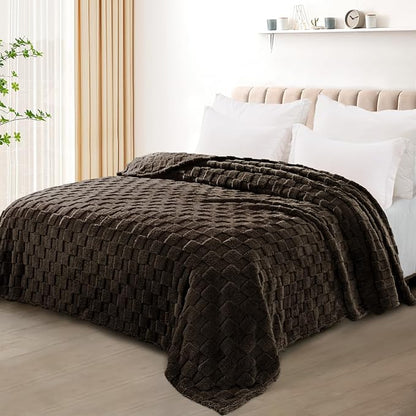 Exclusivo Mezcla King Size Flannel Fleece Blanket, Super Soft and Warm Lightweight Checkered Pattern Blankets for All Seasons, 90x104 Inches, Coffee
