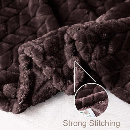 Exclusivo Mezcla Fleece Throw Blanket for Couch and Bed, 50x70 Inches Soft Cozy Jacquard Flannel Blankets, Lightweight Fuzzy Plush Warm Throws for Women, Coffee