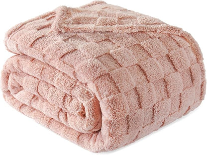 Exclusivo Mezcla King Size Flannel Fleece Blanket, Super Soft and Warm Lightweight Checkered Pattern Blankets for All Seasons, 90x104 Inches, Pink