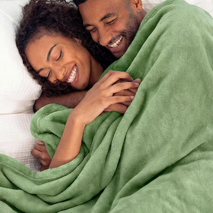 Bedsure GentleSoft Green Fleece Blankets King Size - Bed Blanket Soft Lightweight Plush Cozy Fuzzy Luxury Microfiber, Emerald, 108x90 inches