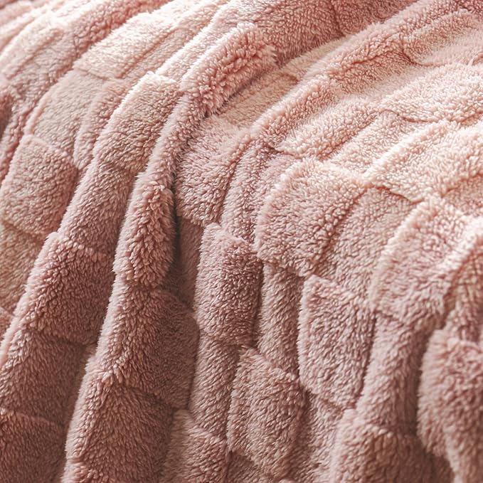 Exclusivo Mezcla King Size Flannel Fleece Blanket, Super Soft and Warm Lightweight Checkered Pattern Blankets for All Seasons, 90x104 Inches, Pink