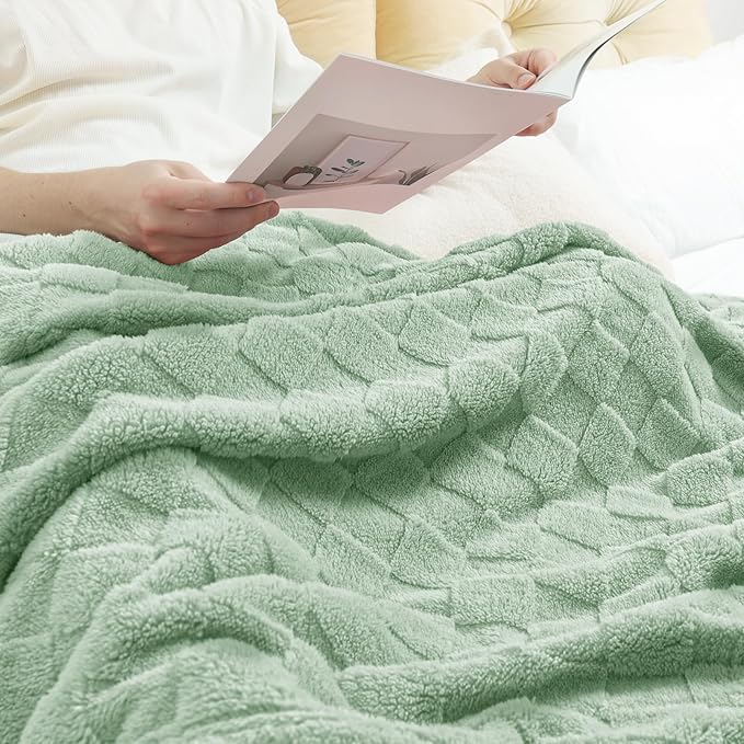 Exclusivo Mezcla Fleece Throw Blanket for Couch,Super Soft and Warm Lightweight Checkered Pattern Blanket for All Seasons, 50x60 Inches, Sage Green