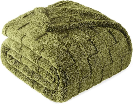 Exclusivo Mezcla King Size Flannel Fleece Blanket, Super Soft and Warm Lightweight Checkered Pattern Blankets for All Seasons, 90x104 Inches, Olive Green