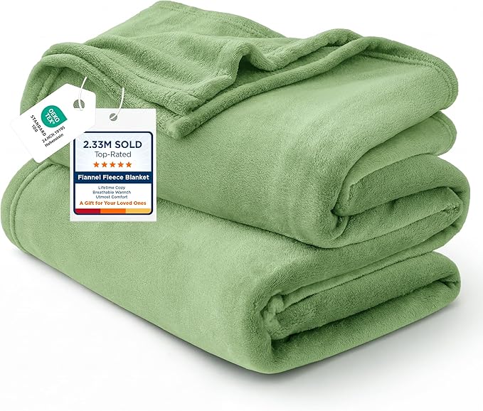 Bedsure GentleSoft Green Fleece Blankets King Size - Bed Blanket Soft Lightweight Plush Cozy Fuzzy Luxury Microfiber, Emerald, 108x90 inches