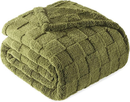 Exclusivo Mezcla Twin Size Flannel Fleece Blanket, Super Soft and Warm Lightweight Checkered Pattern Blankets for All Seasons, 60x80 Inches, Olive Green