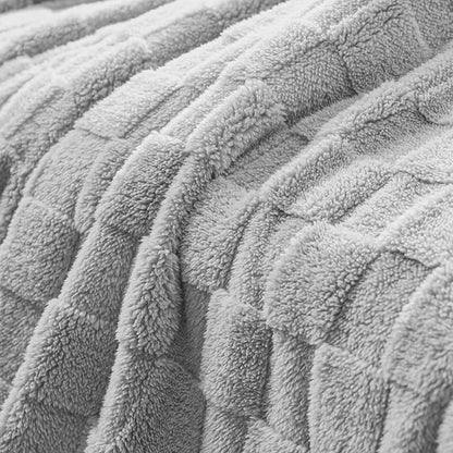 Exclusivo Mezcla King Size Flannel Fleece Blanket, Super Soft and Warm Lightweight Checkered Pattern Blankets for All Seasons, 90x104 Inches, Light Grey