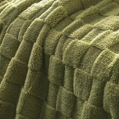 Exclusivo Mezcla King Size Flannel Fleece Blanket, Super Soft and Warm Lightweight Checkered Pattern Blankets for All Seasons, 90x104 Inches, Olive Green
