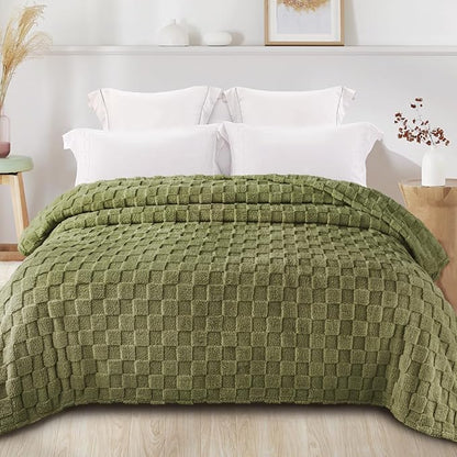 Exclusivo Mezcla Twin Size Flannel Fleece Blanket, Super Soft and Warm Lightweight Checkered Pattern Blankets for All Seasons, 60x80 Inches, Olive Green