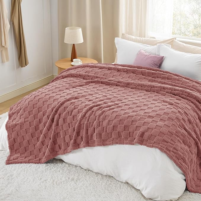 Bedsure GentleSoft King Size Blanket for Bed - Super Soft Cozy Blankets for Women Kids Girls, Large Fuzzy Fleece Throw for Bedroom Decor, Dusty Pink,108x90 Inches